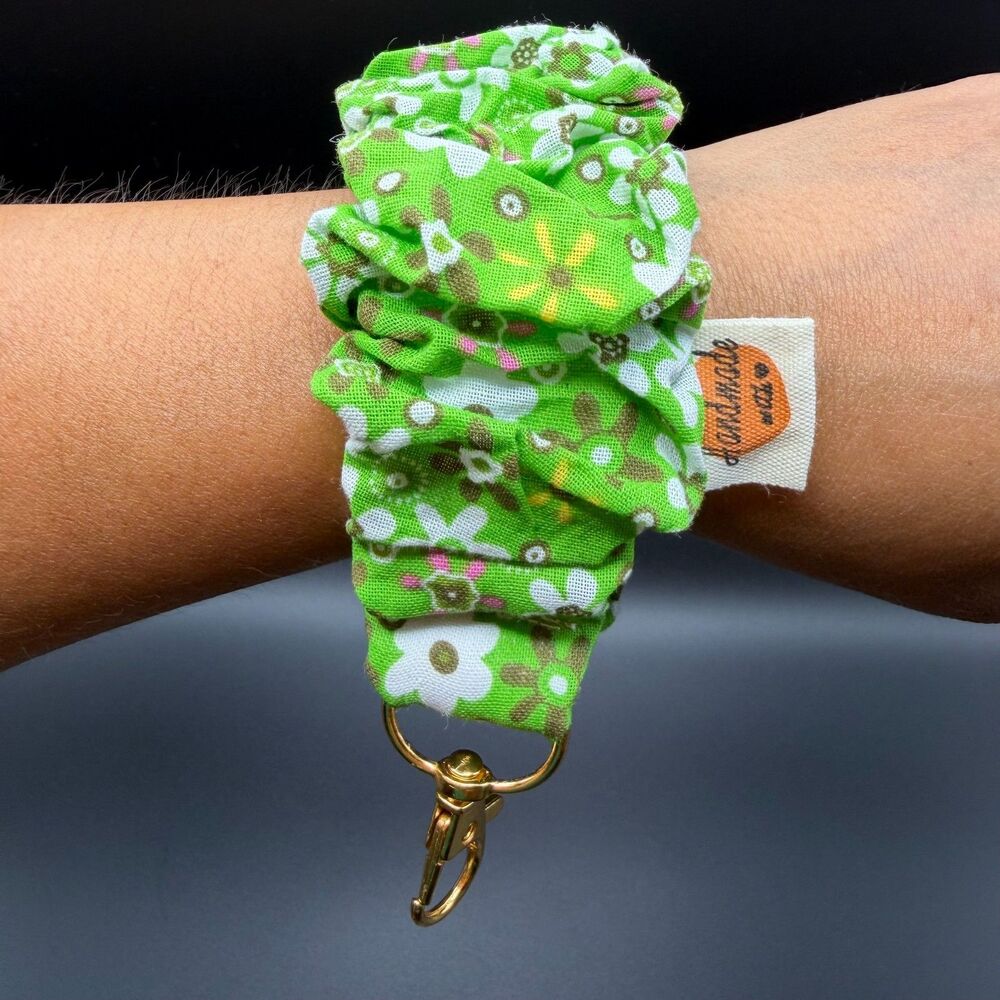 Handmade One Size Scrunchie Key Fob Wristlet Womens Green Floral Cotton KeyRing